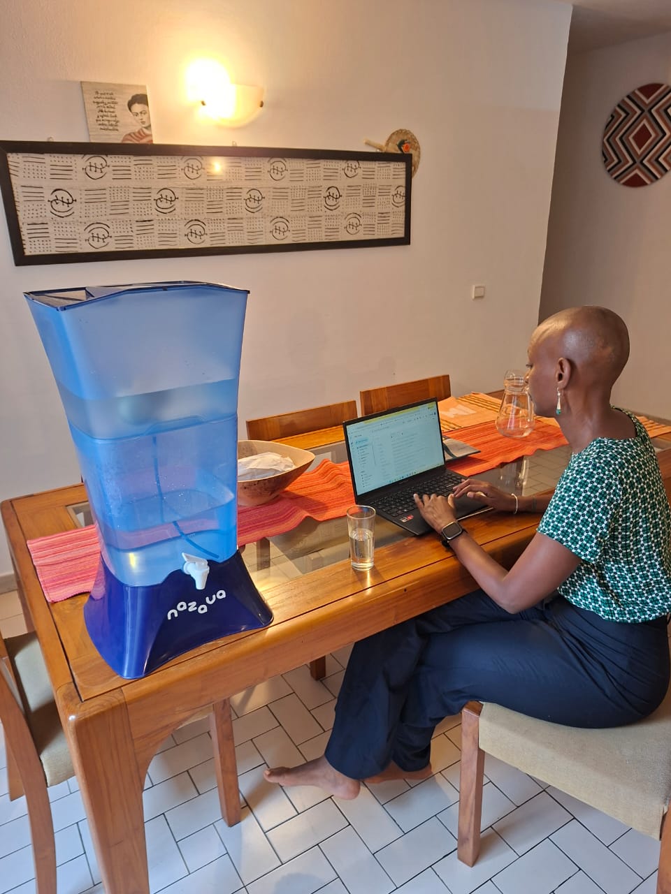 Femme utilisant la fontaine Nazava au bureau